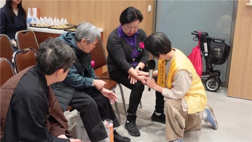 自然療法康復師及養老護理師鍾浴曦帶領長者學習穴位按導
