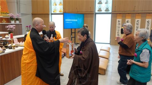 柏林佛光山住持妙祥法師以有平安健康寓意的禮袋送給與會長者