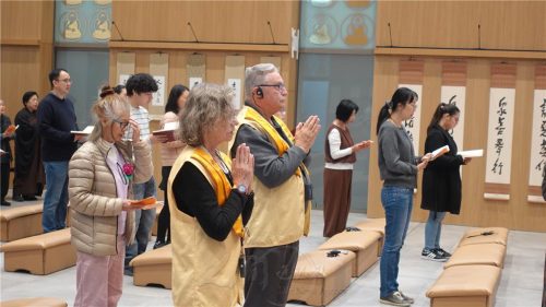 在佛堂熏習多年，柏林佛光協會督導Wolfgang（左3）、顧問Sabine（左2）也有孝親感恩觀念，專程來寺參加重陽敬老祈福