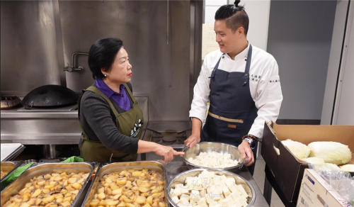 柏林佛光山典座組長劉冬翠指導佛光大學蔬食系李偉銓，烹調豆腐的要點
