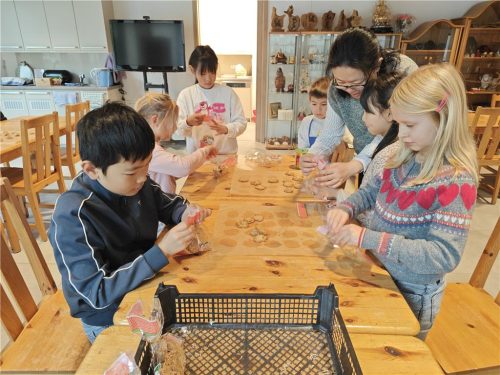 柏林佛光菩提園小朋友認真地包裝要送給長輩的「核桃酥餅」