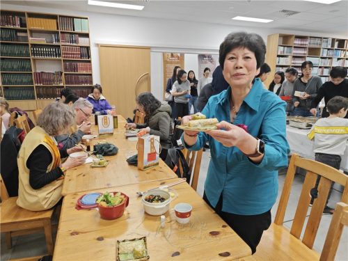 資深典座義工張秀開歡喜拿到重陽敬老的特別餐點