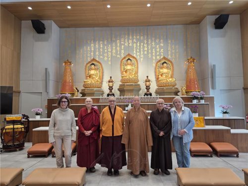 德國比丘尼基金會年度理監事在柏林佛光山的大殿。（左起 Thea 財務/監事、Thubten 監事、Jampa會長、妙祥法師監事、Doko監事顧問、Gabriela理事）
