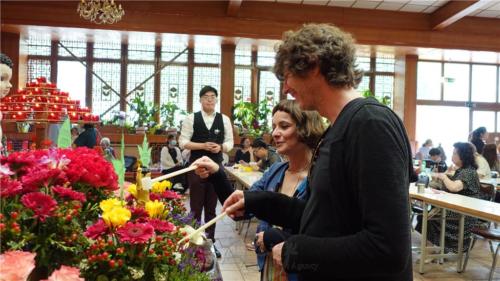 柏林佛光山德文組組長Lars（右1）及友人，專程來寺參加在舊佛堂最後一次的浴佛法會