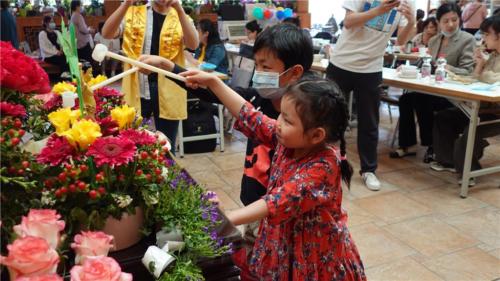 小朋友也效法大人們浴佛