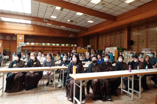 大家全神貫注聆聽大師《佛法滿人間》的〈兩足尊〉