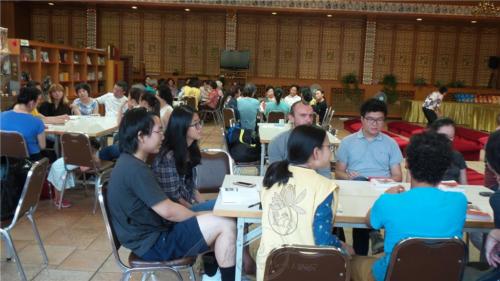 圖說：分四組討論星雲大師新書《我不是「呷教」的和尚》9個章節內容。