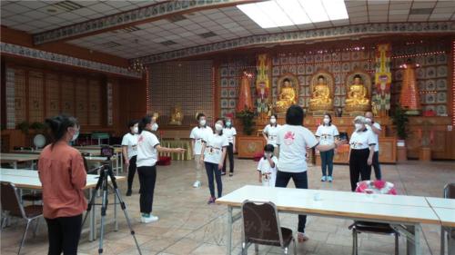 柏林協會黄家羚會長與佛光人熱烈的討論，一遍遍的試跳、修改。