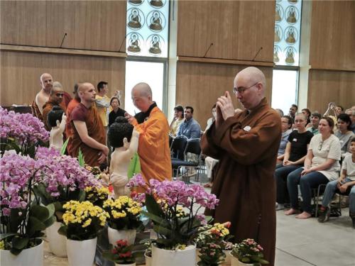 法師帶領教界人士浴佛淨心