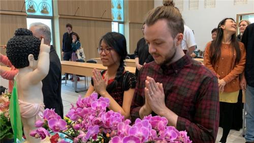 菩提眷屬於佛前立下誓願，鍾愛一生，護法護教