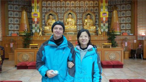 從事老年護理工作的鍾浴曦師姊，直接面對疫情所造成的衝擊與壓力，深切體會到人生需要佛法的指引；其匈牙利籍夫婿看見佛法在浴曦身上造成的正向影響，因而對她的信仰表達無比的支持。