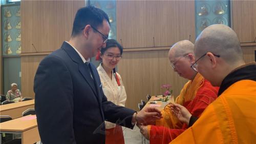 妙祥法師致贈結緣品給菩提眷屬