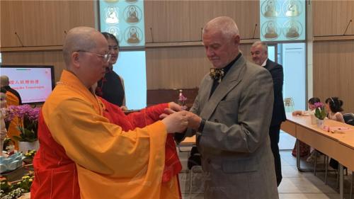 妙祥法師致贈結緣品給菩提眷屬