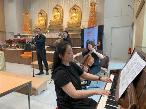 四位台灣旅德音樂家以鋼琴、長笛、大提琴合奏〈偉大的佛陀〉