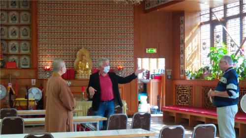 德國之聲編輯主任Christoph Strack（中）表示，曾採訪過在瑞士、荷蘭等地的寺院，卻深深被柏林佛光山重建中已完成的土建外觀所吸引，很期待看到完成後的佛教殿堂樣貌。