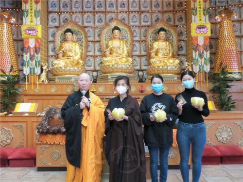 四位皈依者與法師合影。（左起：楊堯臣、鍾浴曦、妙祥法師、永超法師、楊可餘、歐陽美。）