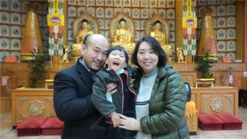 楊堯臣師兄一家三口總動員，共同見證這個殊勝時刻，妻子仝一杉表示特別感動，這是夫妻共同學佛以來的光榮時刻。