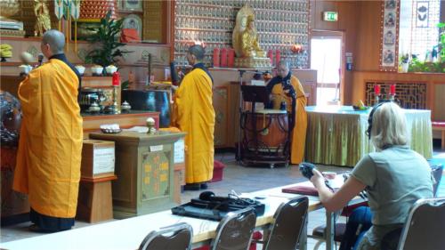 Birgit Galle女士代表「宗教與社會」編輯部，來柏林佛光山採訪佛教寺院生活