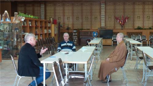 德國之聲(Deutsche Welle)負責宗教、政治及社會的編輯主任Christoph Strack（左）採訪柏林佛光山妙祥法師及國際佛光會柏林協會督導Wolfgang