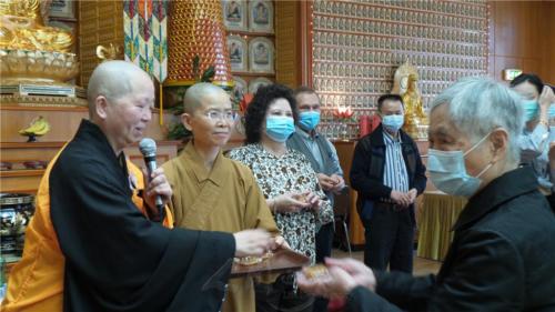 常住特準備手工月餅和與會者結緣