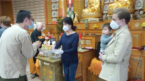 王榕代表Timon以小蛋糕送給與會大眾。