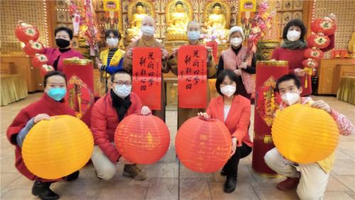 國際佛光會柏林協會黄家羚會長（前排右2）及七位佛光人特回到佛堂，與法師們共同錄製「賀春節」短片。