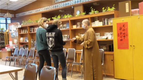 妙祥法師為《每日鏡報》記者介紹《德文課誦本》