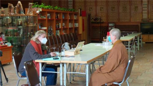 Felicitas von Aretin 博士研究「德國佛教比丘尼及女眾領導者前往更廣平等之路」，特來柏林佛光山採訪妙祥法師，了解人間佛教