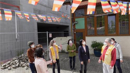 柏林協會督導Wolfgang、前任會長Sabine及黄家羚會長帶領7位佛光人於柏林佛光山重建工地前，看著在風中飄展的佛教教旗熱烈討論