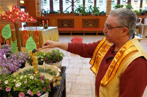 柏林協會督導Wolfgang浴佛