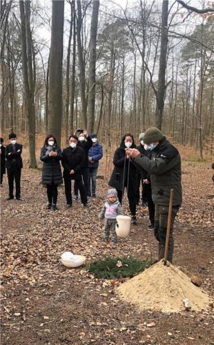 丁政國督導的骨灰放入預定的大樹下土穴中