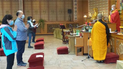 妙祥法師為四位善男子善女人主持皈依典禮。