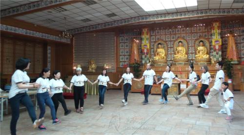 13位包含老中青幼、不同國籍的佛光人目標一致，集體創作，錄製「新版」德國民間舞，希望將歡喜帶給全球佛光人。