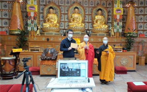 青年趙大為於現場領取皈依證