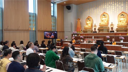 柏林中德佛光人於抄經後恭聽大師的〈為抄經聞法者祈願文〉，在清淨與祝願中圓滿修持