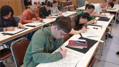 歐、亞裔的信眾依自身習慣，以毛筆或硬筆、恭書中文或德文版的《心經》、咒語或《佛光菜根譚》，在一筆一畫間沉澱身心，體會「靜中帶喜」的修持