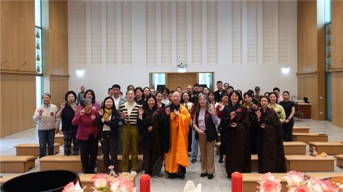 欣逢母親佳節，法譯專員陳麗萍與柏林佛光山住持妙祥法師及佛光人歡喜合影