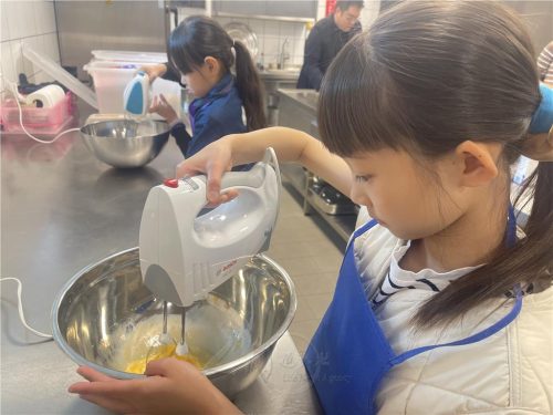 柏林菩提園善童專注製作蛋糕材料