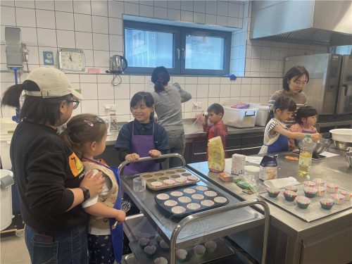 柏林菩提園小菩薩分工合作製作母親節蛋糕