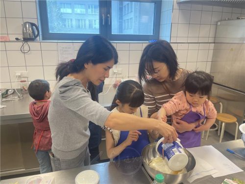 親子共同製作母親節蛋糕