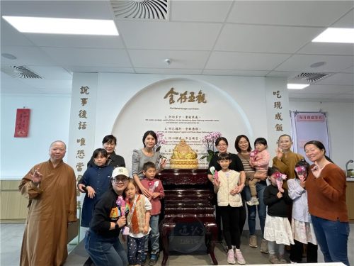 柏林菩提園小菩薩與媽媽們在佛堂合影