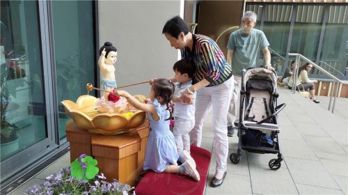 參加毓麟祈福禮之後，家長帶孩子浴佛