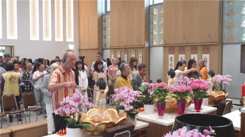 各族裔人士虔誠浴佛