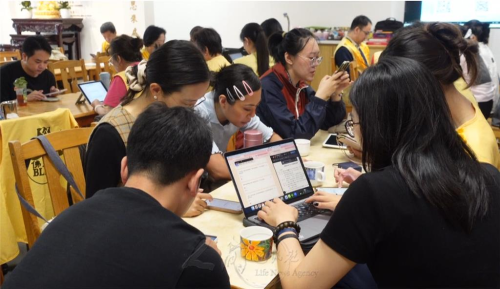 柏林協會會員及青年認真參與佛學會考