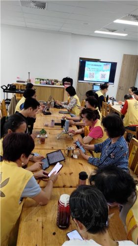柏林協會會員們利用各種現代科技用品，全神投入參與佛學會考