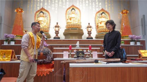 柏林協會副會長唐雪峰為柏林佛光人介紹古琴演奏家楊臨池
