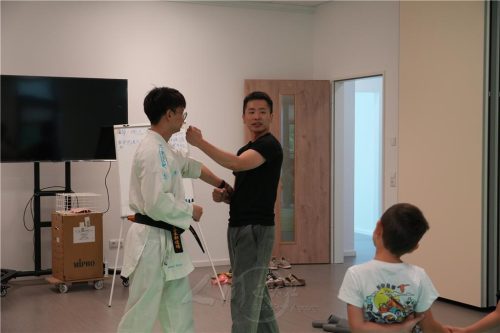 柏林青年吳一楠為菩提園善童示範合氣道基本防身法