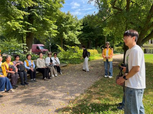 佛光大學傳播系徐振豪（右1）講述手機拍攝三要素