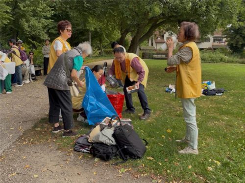 柏林協會會員在用餐後自動整理環境，以行動實踐愛護大自然