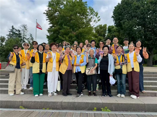 國際佛光會柏林協會長陳玉華與兩位大學生策劃融入生態的手機攝影教學活動，讓青年與長輩在自然環境中一起學、一起玩